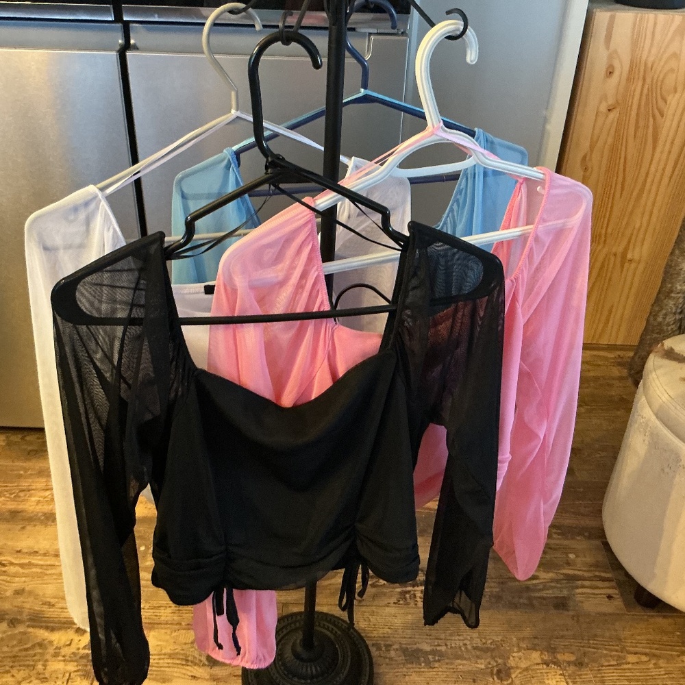 4 Crop tops with sheer sleeves